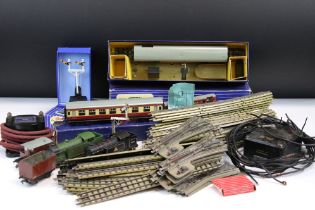 Quantity of Hornby Dublo model railway to include 2 x locomotives (0-6-2 LNER 9596 and 0-6-2 BR