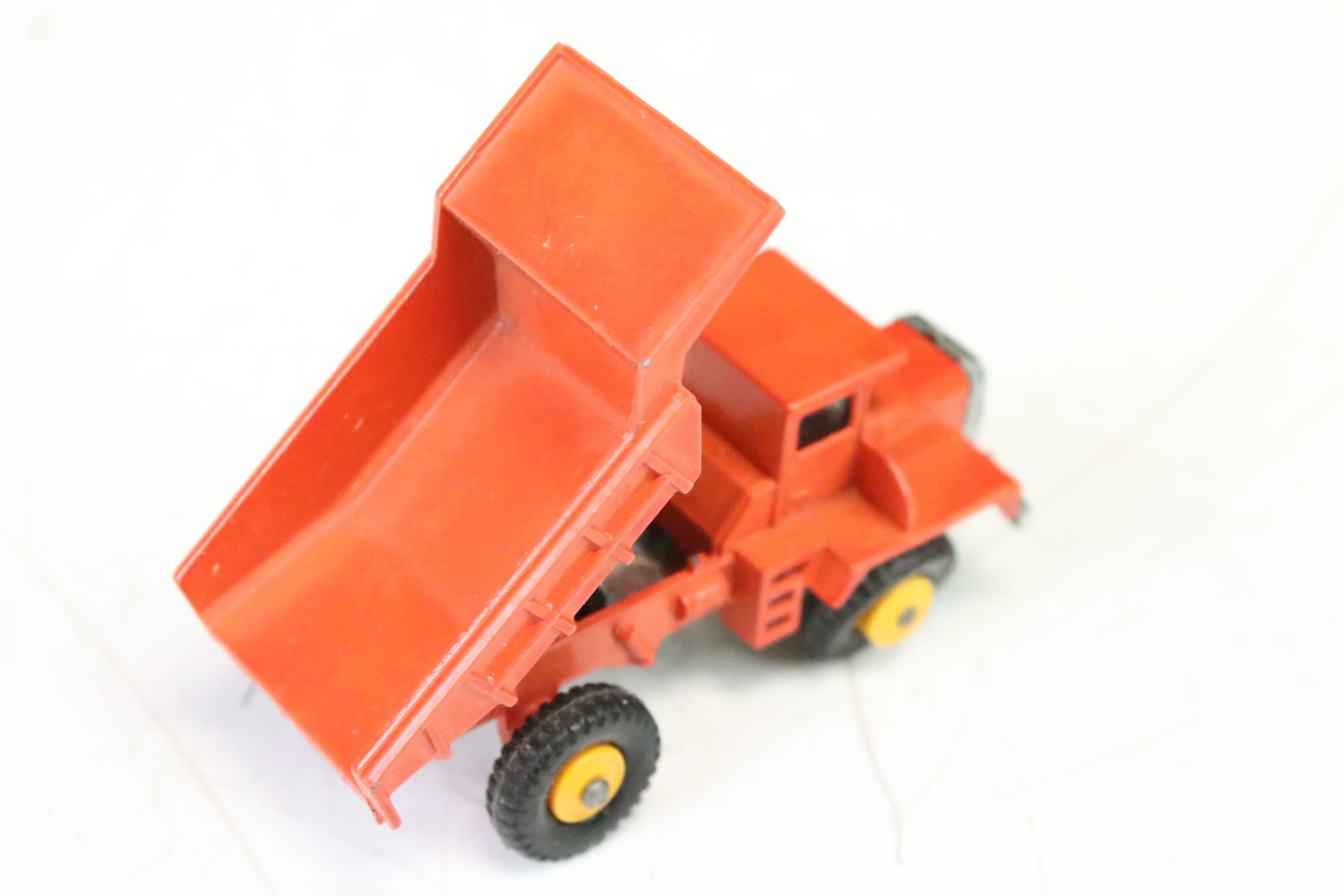 10 Boxed Matchbox 75 Series diecast models to include 51 8 Wheel Tipper, 2 x 47 DAF Tipper Container - Image 19 of 33