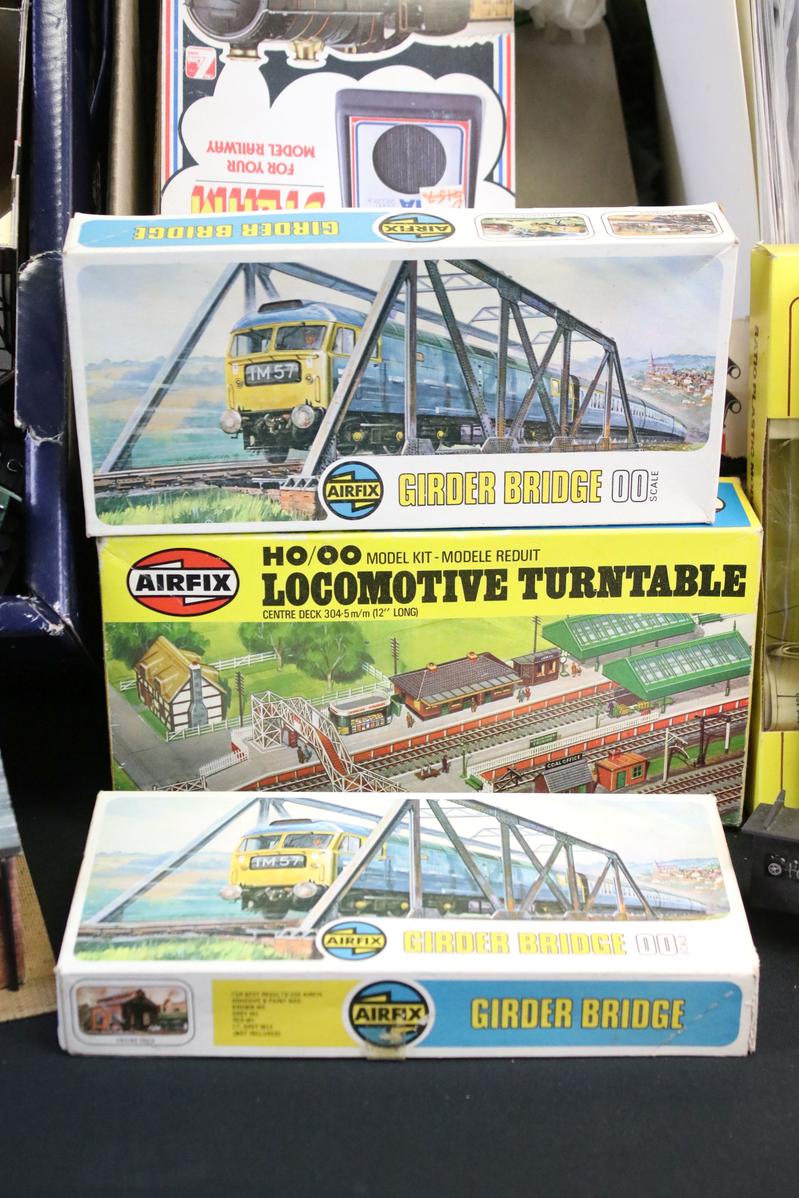 Quantity of OO gauge model railway to include rolling stock, boxed kits, track, built trackside - Image 3 of 7
