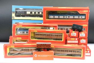 21 Boxed OO gauge items of rolling stock to include 17 x Hornby / Triang, 3 x Grafar and 1 x