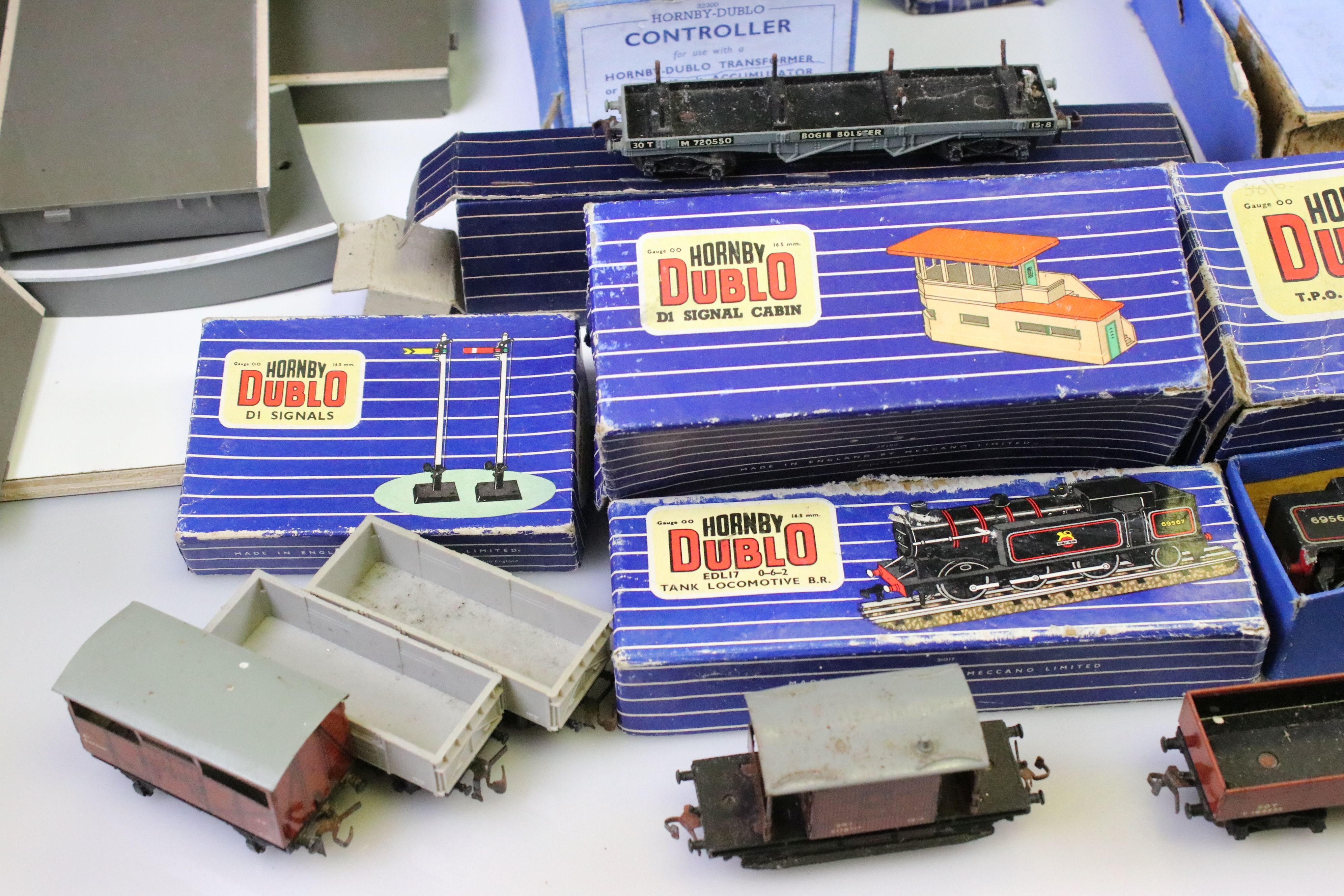 Large quantity of Hornby Dublo / O gauge / OO gauge model railway to include 2 x boxed Hornby - Image 9 of 14