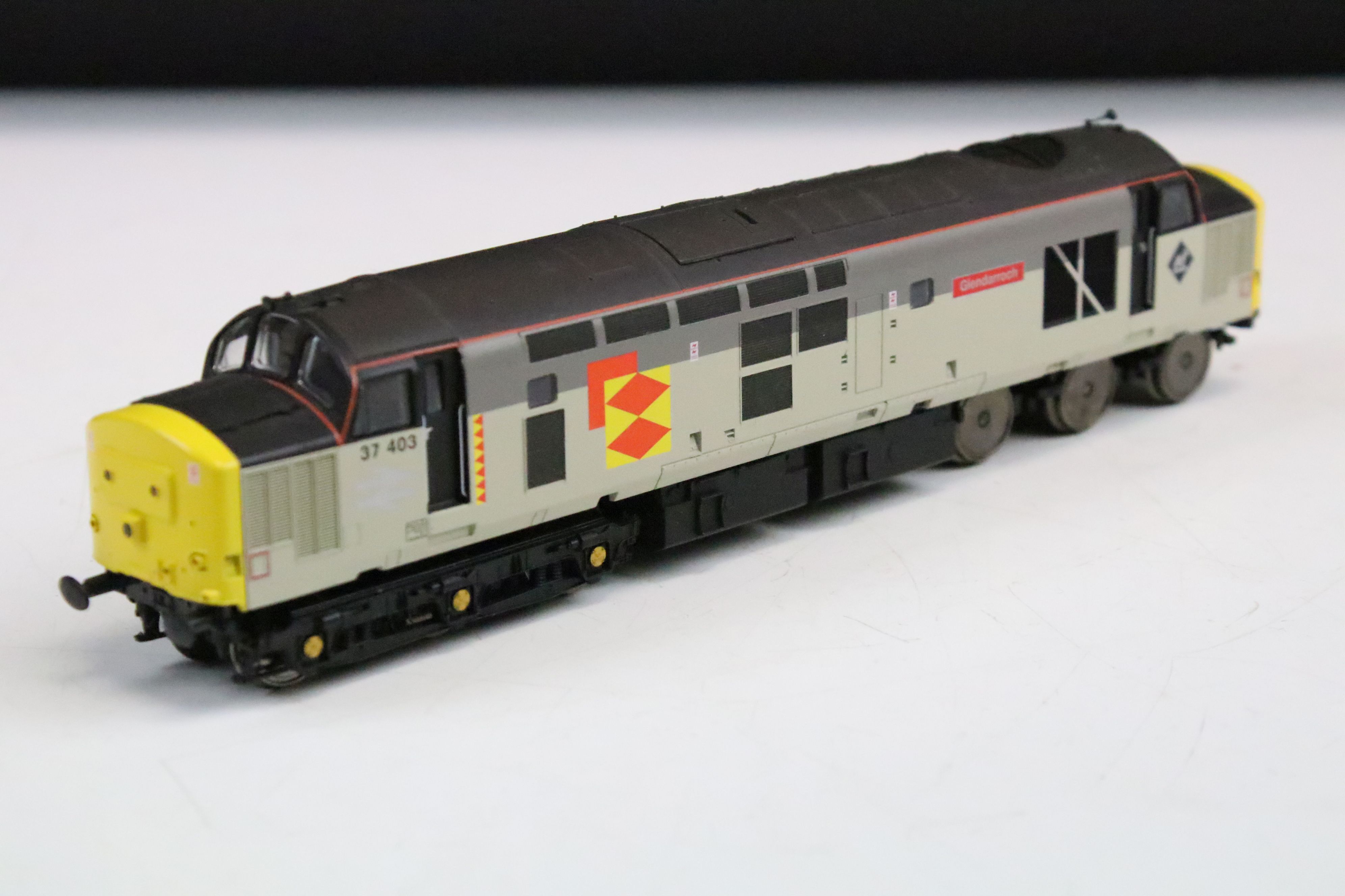 Two boxed OO gauge locomotives to include Palitoy Mainline 37058 0-6-0 2251 Class Collett Locomotive - Image 2 of 10