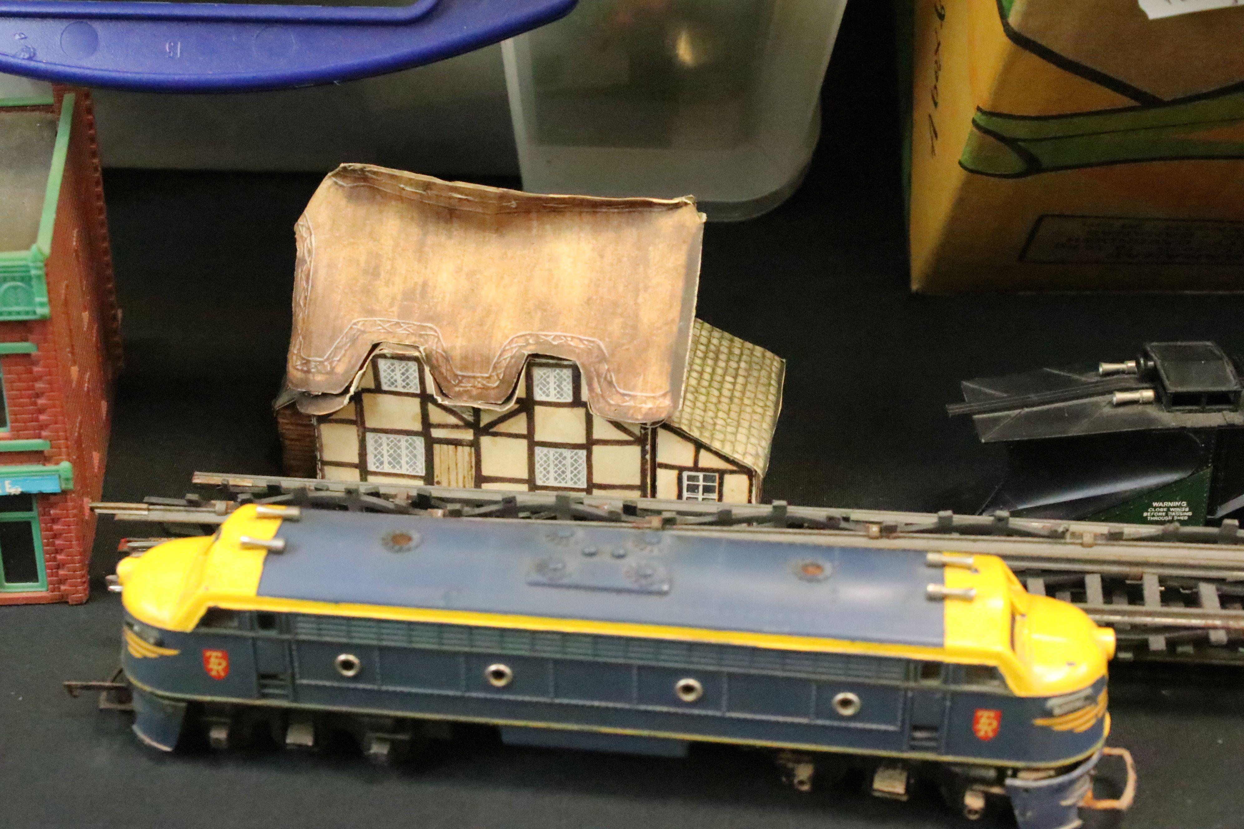Large quantity of OO gauge model railway to include 3 x Triang locomotives, 8 x items of rolling - Image 3 of 7