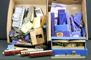 Quantity of boxed & unboxed Hornby Dublo accessories to include boxed D1 Island Platform, D1 Level