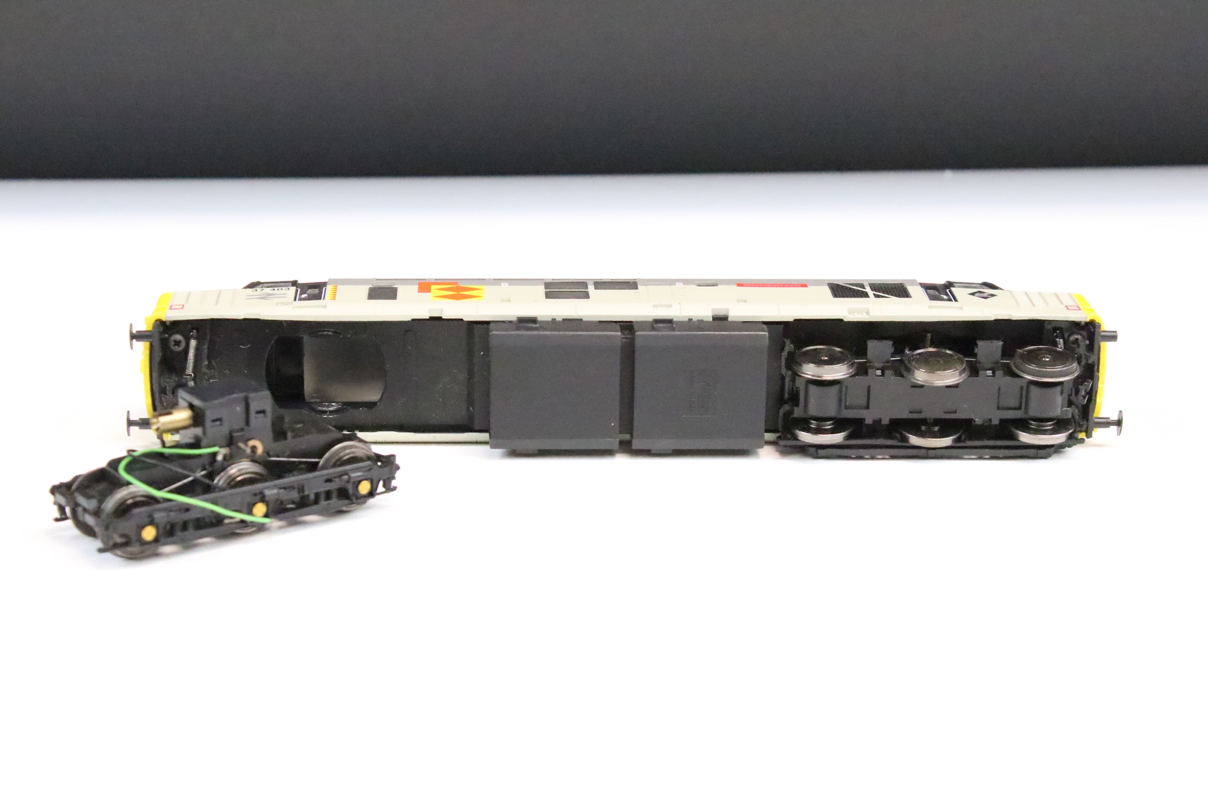 Two boxed OO gauge locomotives to include Palitoy Mainline 37058 0-6-0 2251 Class Collett Locomotive - Image 4 of 10