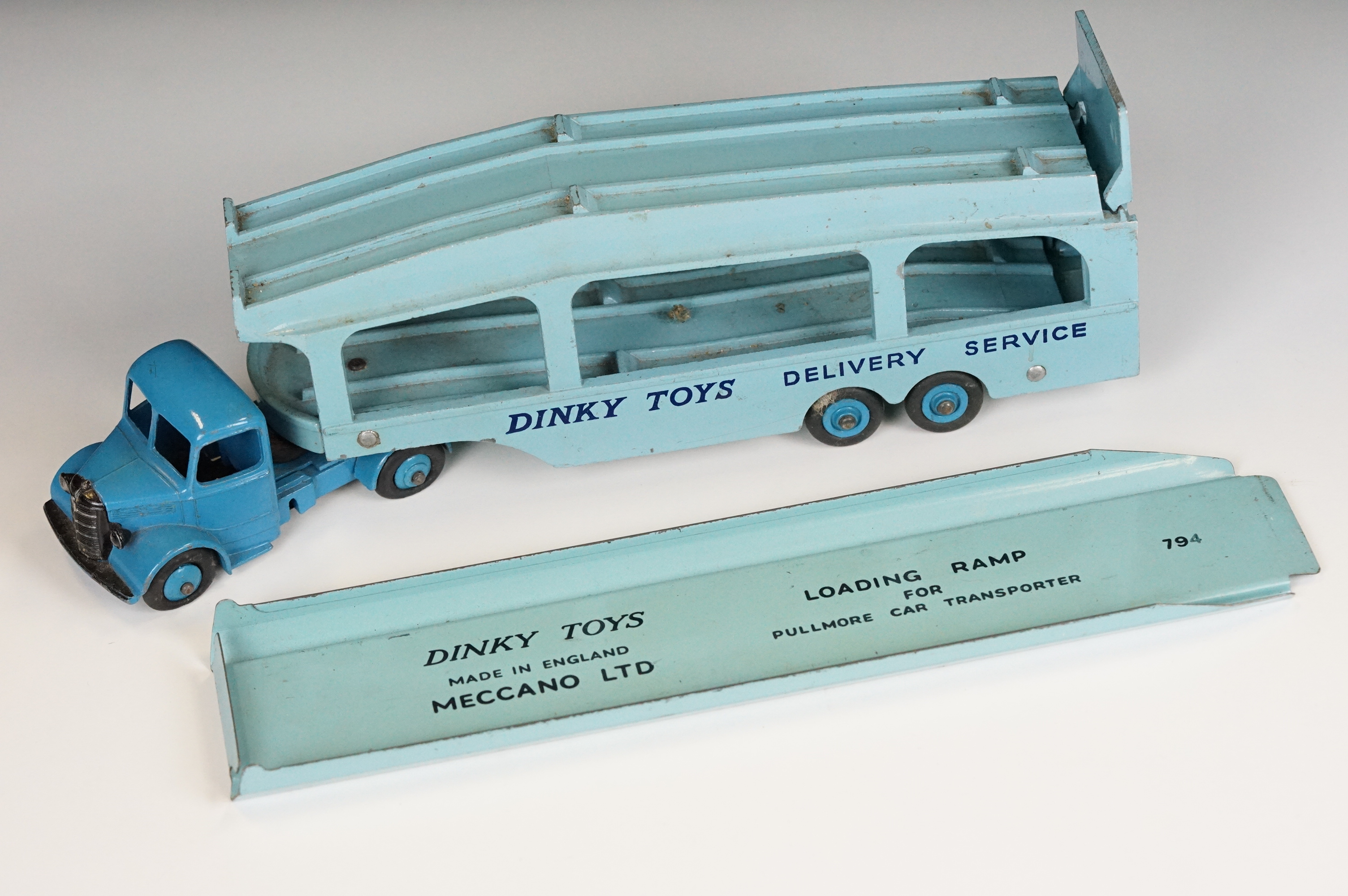 Two cased Dinky diecast models to include 164 Mk 4 Ford Zodiac & 215 Ford G.T. Racing Car (diecast - Image 11 of 23