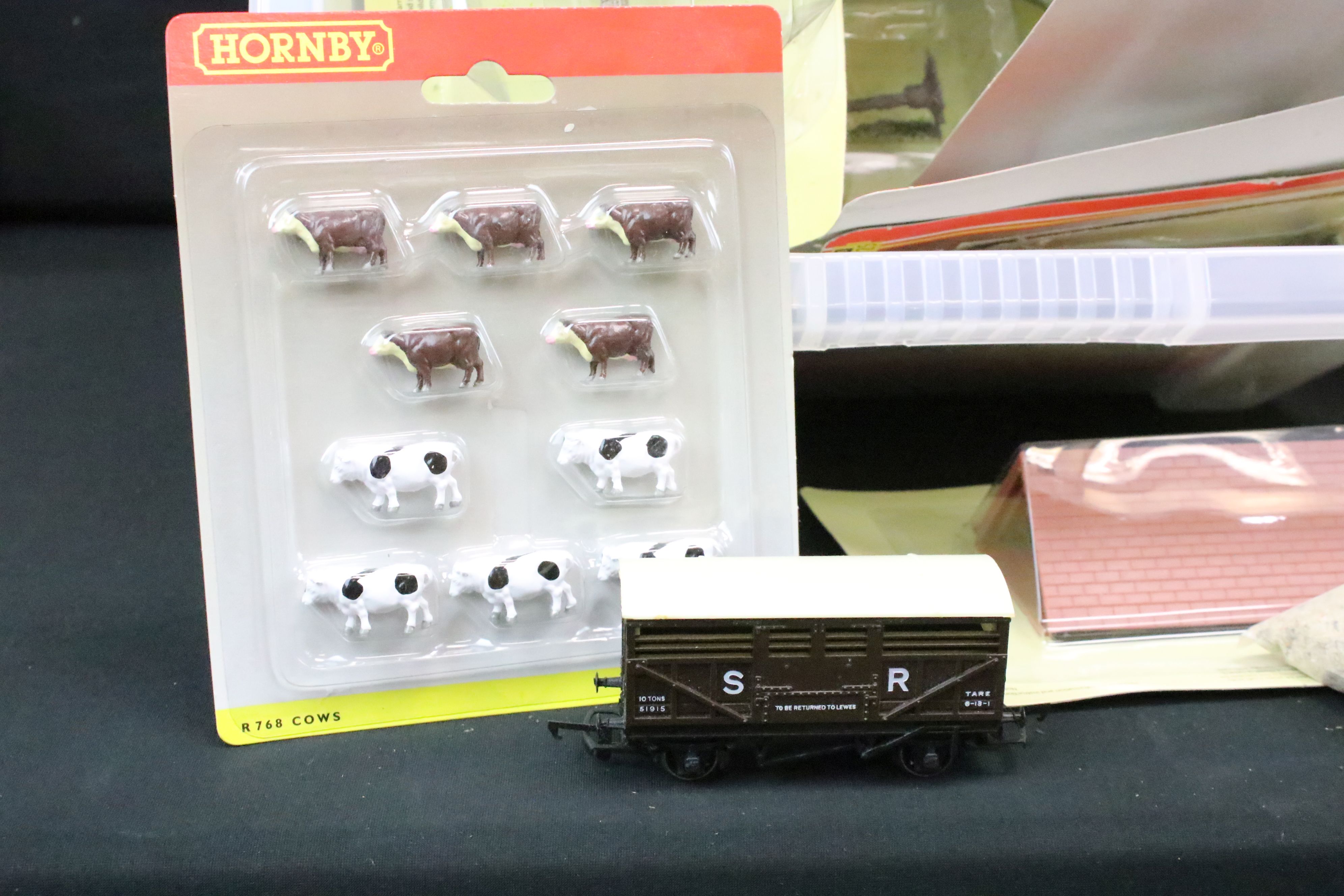 Quantity of boxed / carded OO gauge model railway accessories to include Hornby figures, Hornby R334 - Image 5 of 7