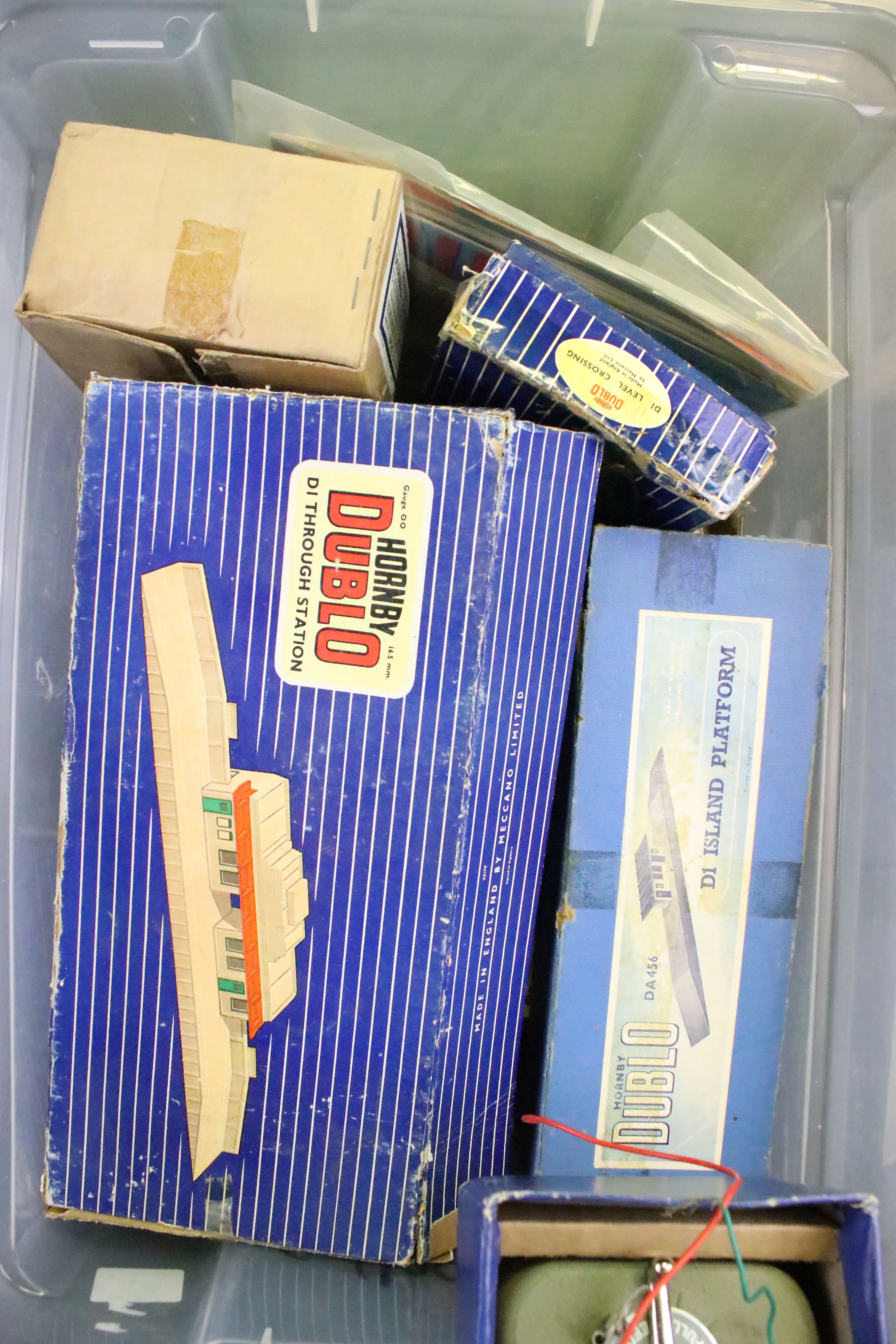 Large quantity of mainly boxed Hornby Dublo model railway to include 25 x boxed items of rolling - Image 6 of 6