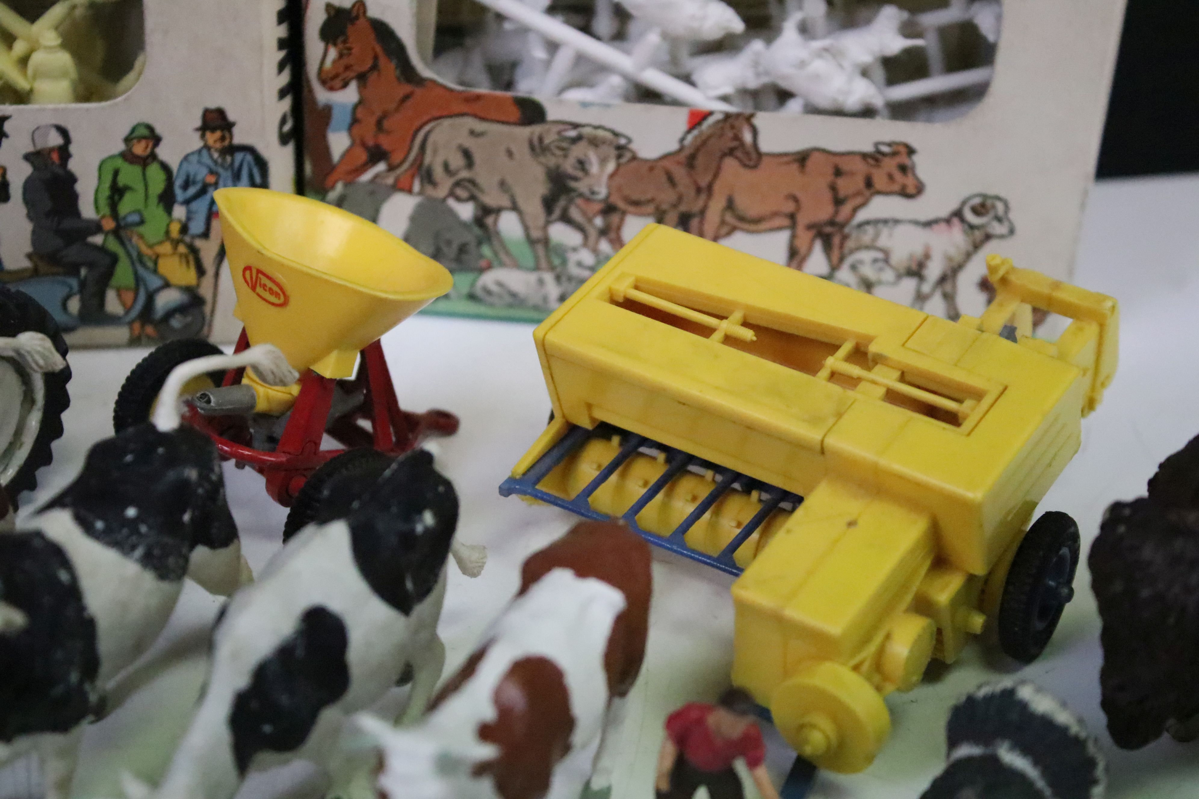 Collection of Britains plastic and diecast farming figures, models and accessories plus 4 x boxed - Image 15 of 20
