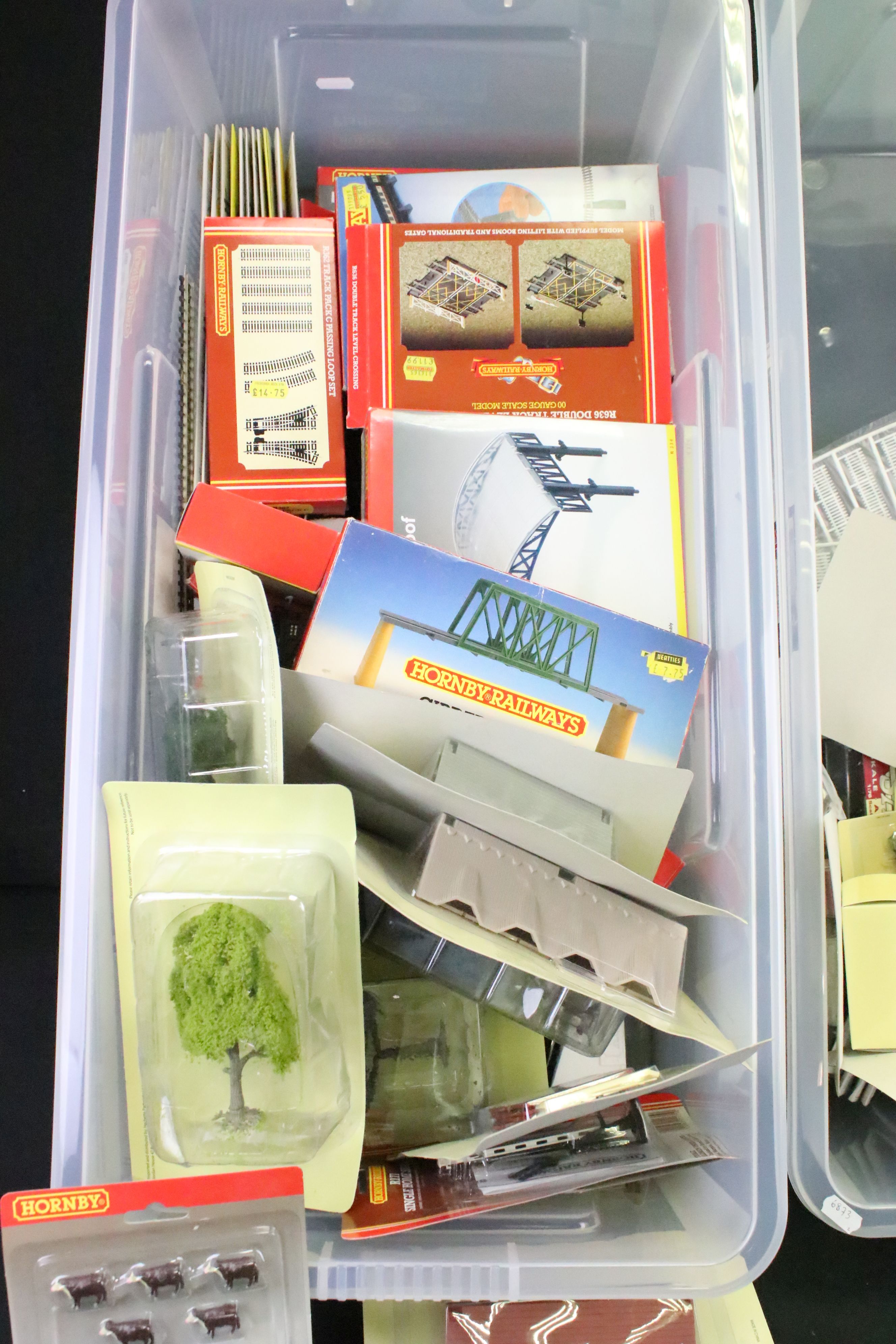 Quantity of boxed / carded OO gauge model railway accessories to include Hornby figures, Hornby R334 - Image 7 of 7