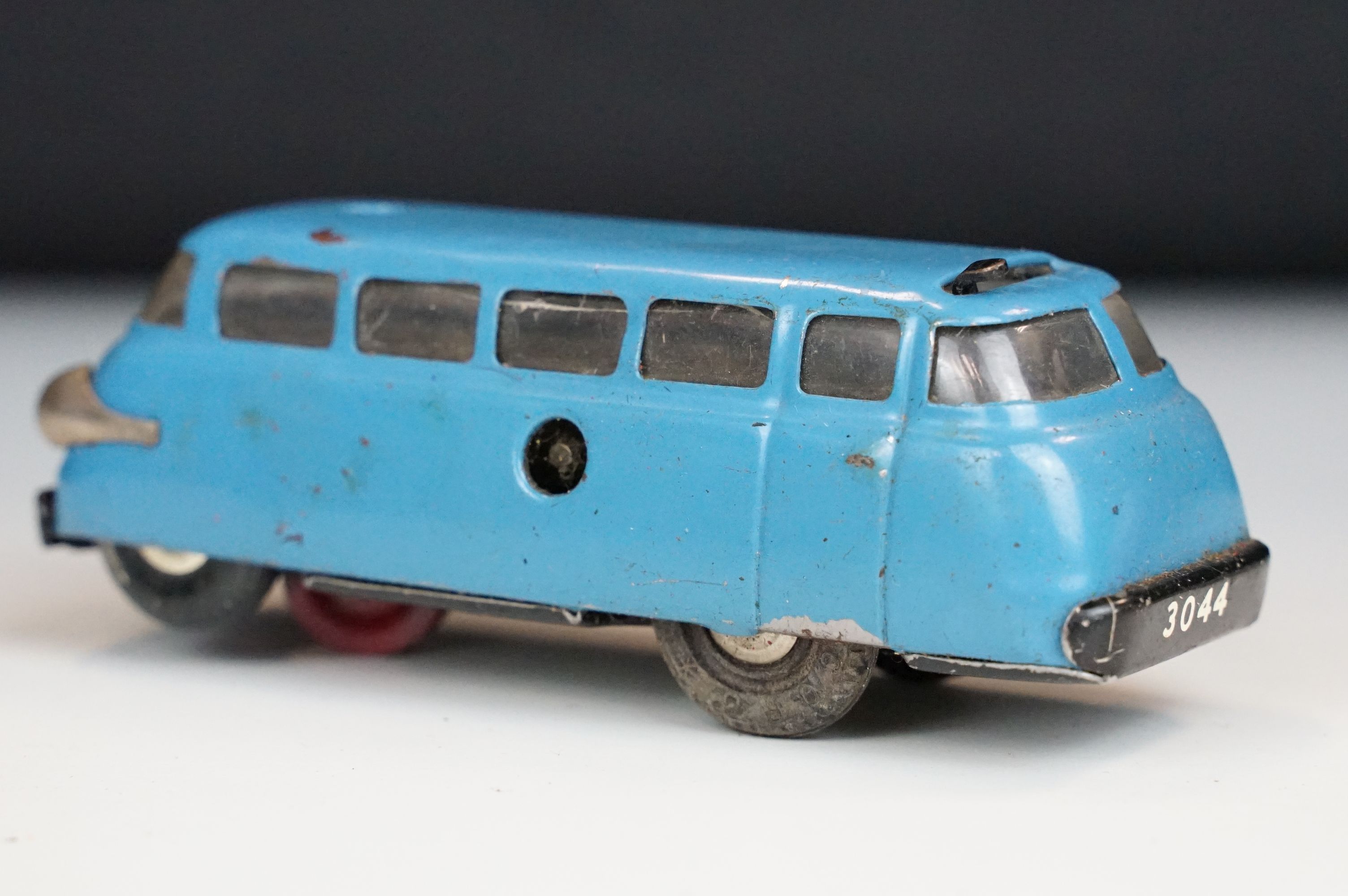 Three Schuco tin plate clockwork 3044 Varianto Bus models to include 2 x red and 1 x blue, no - Image 7 of 12