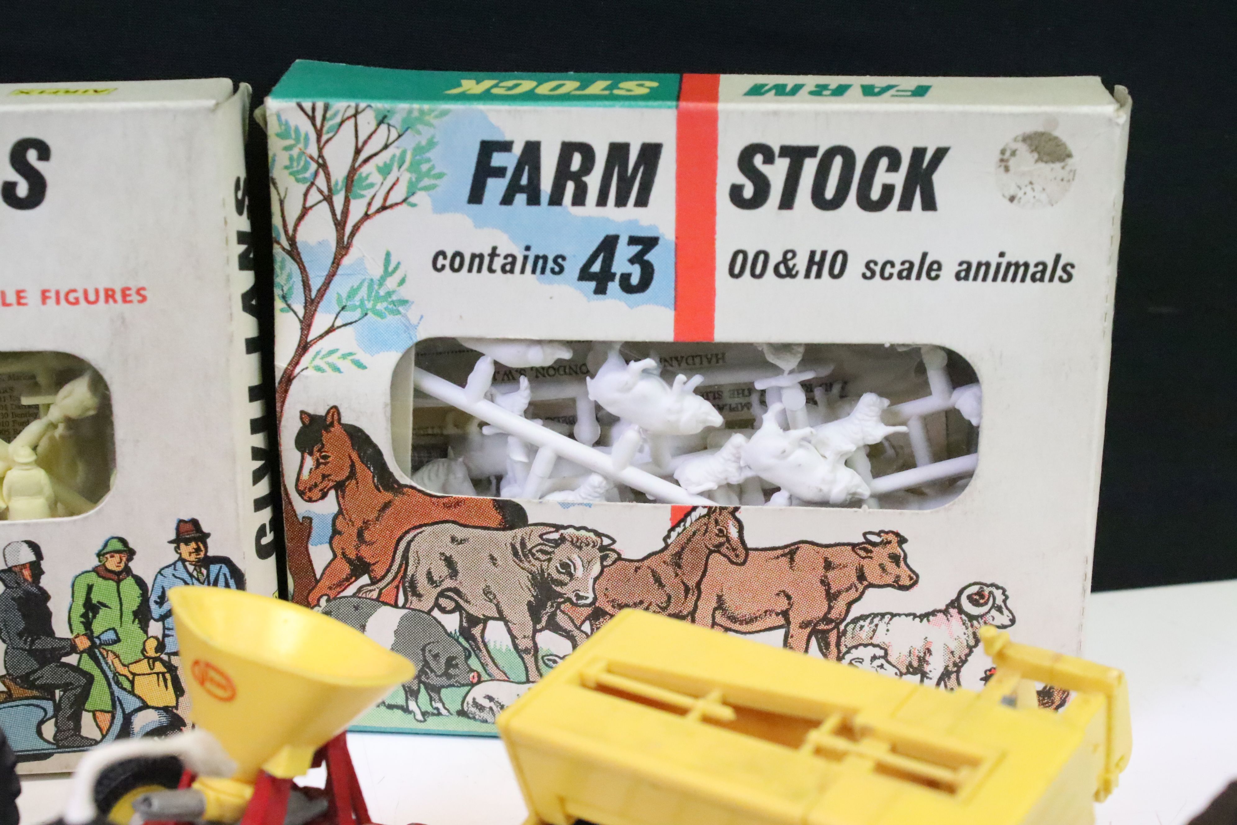 Collection of Britains plastic and diecast farming figures, models and accessories plus 4 x boxed - Image 16 of 20