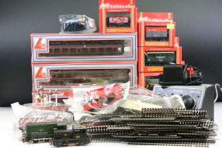 Quantity of OO gauge model railway to include 7 x boxed items of rolling stock, 2 x Triang /