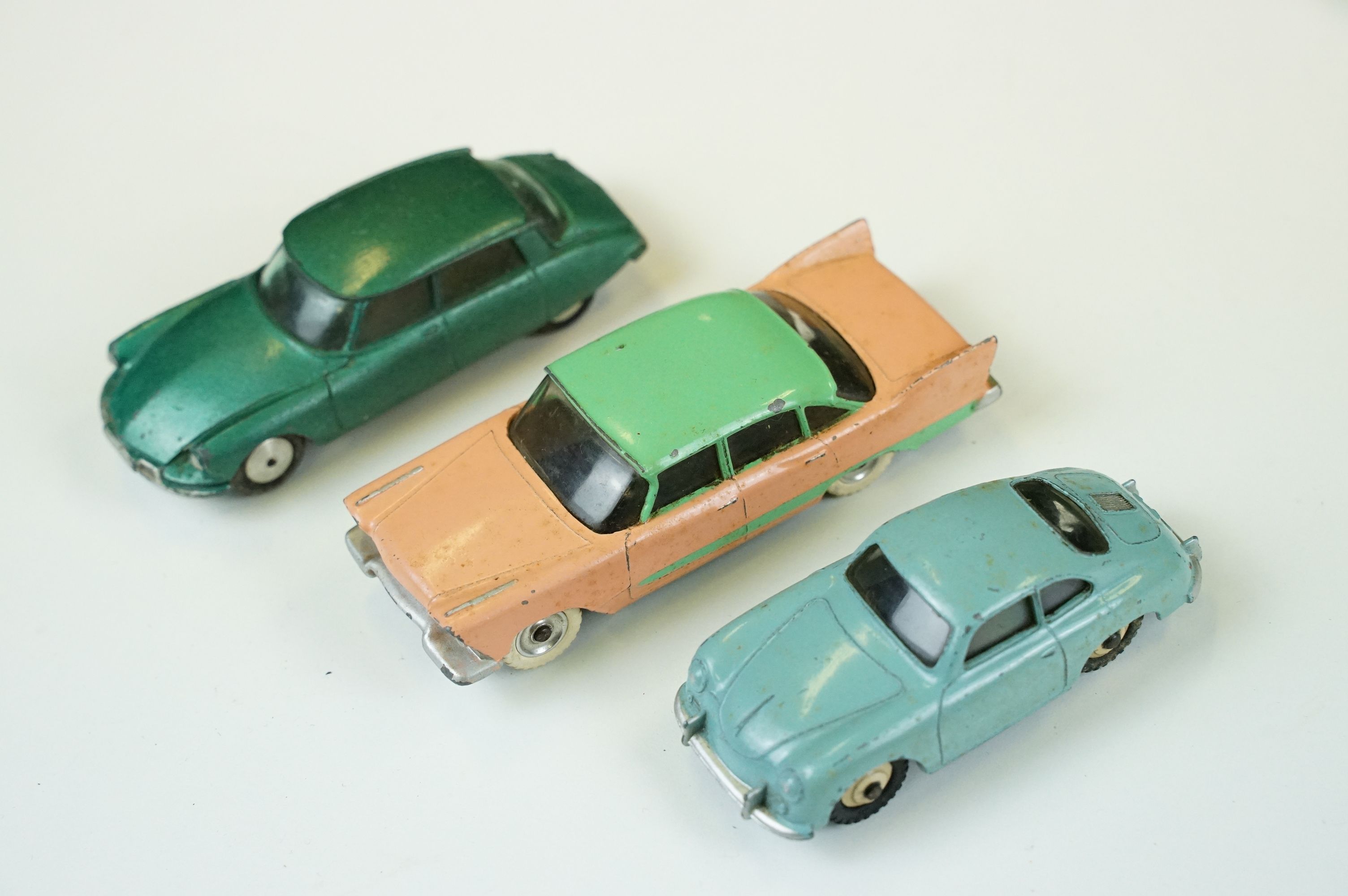 35 Mid 20th C play worn diecast models to include Dinky, Triang & Corgi examples, featuring Triang - Image 6 of 13