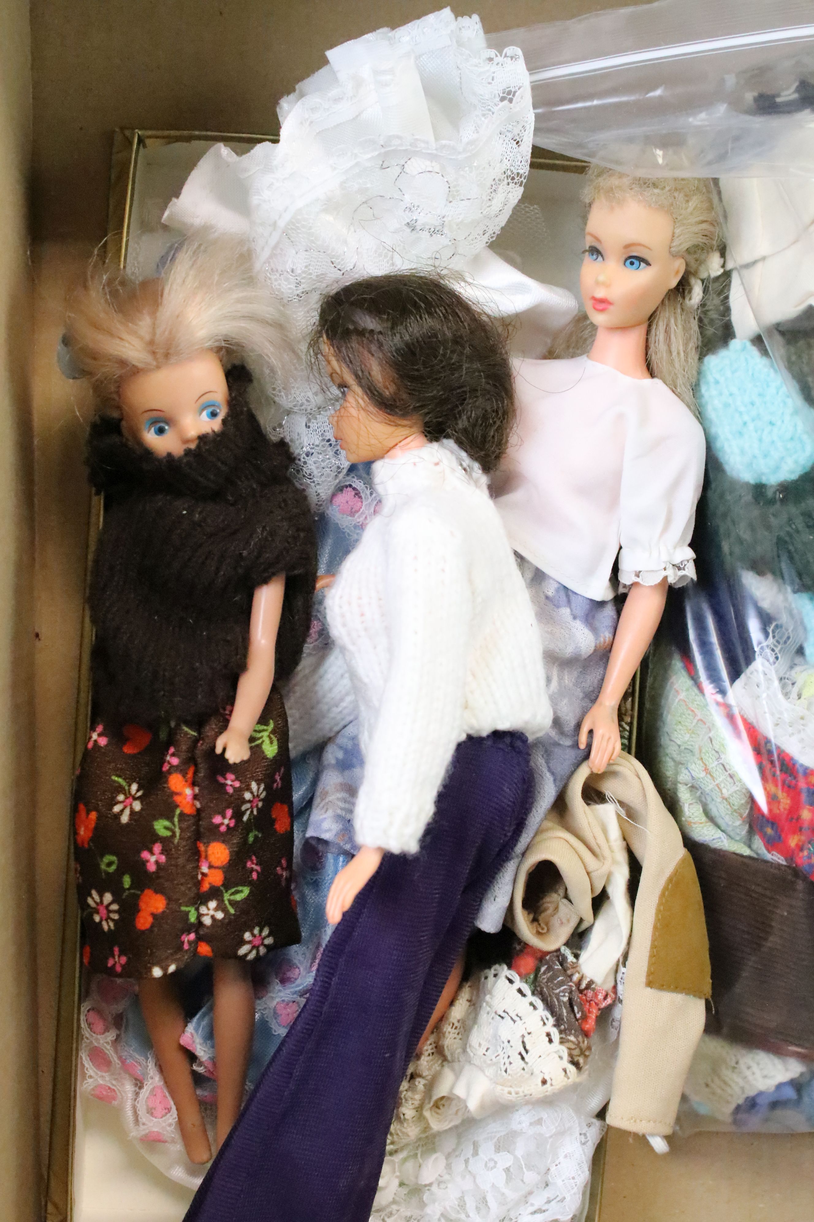 Five fashion dolls to include 2 x 1960's Mattel Barbie (featuring Midge), 2 x Sindy (featuring a 2nd - Image 5 of 7