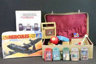 Mixed toys & games to include 2 x boxed & unbuilt plastic model kits (Bandai 1/12 Honda F1 - no.