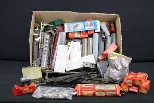 Quantity of OO gauge model railway to include around 27 x items of rolling stock, various track