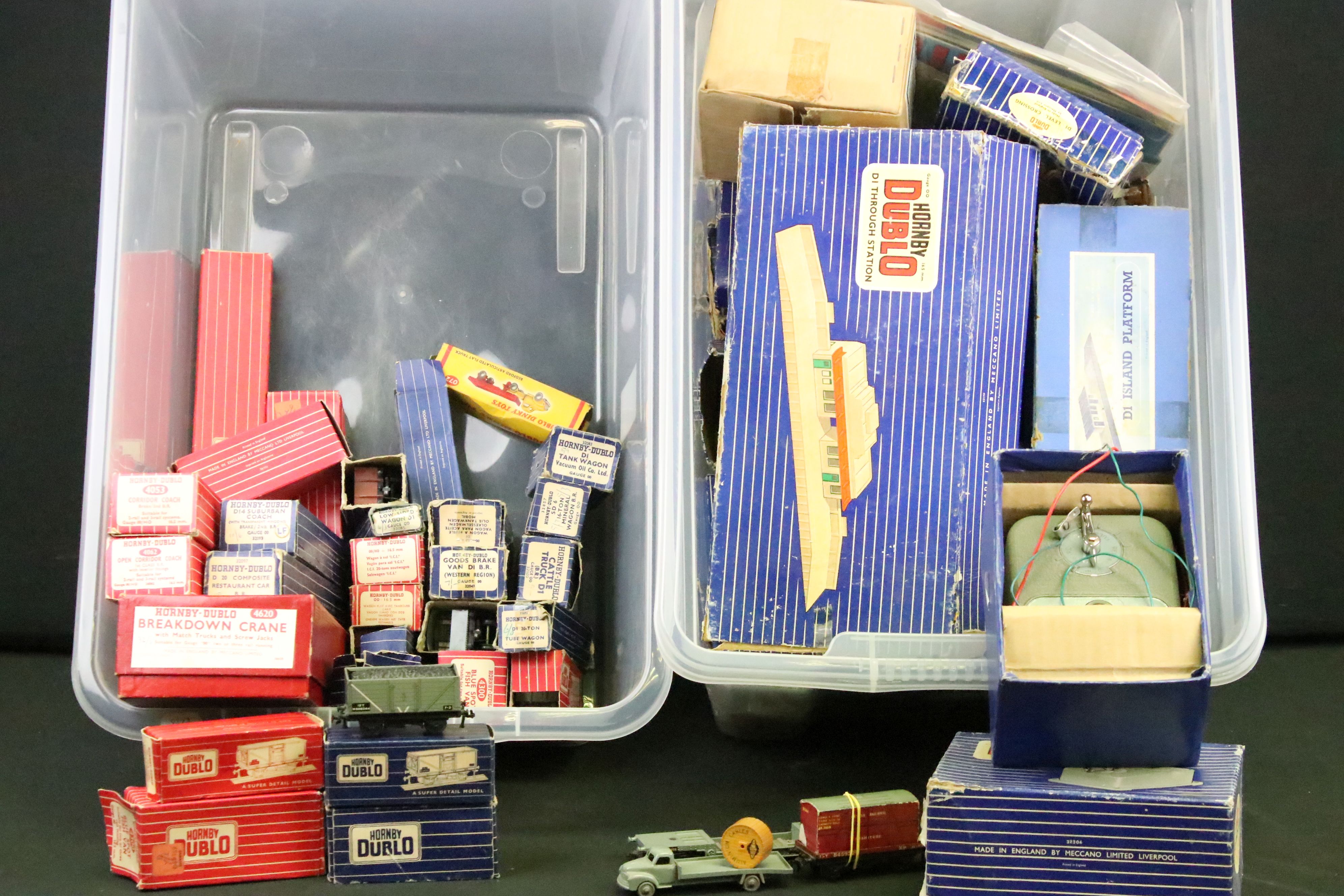 Large quantity of mainly boxed Hornby Dublo model railway to include 25 x boxed items of rolling