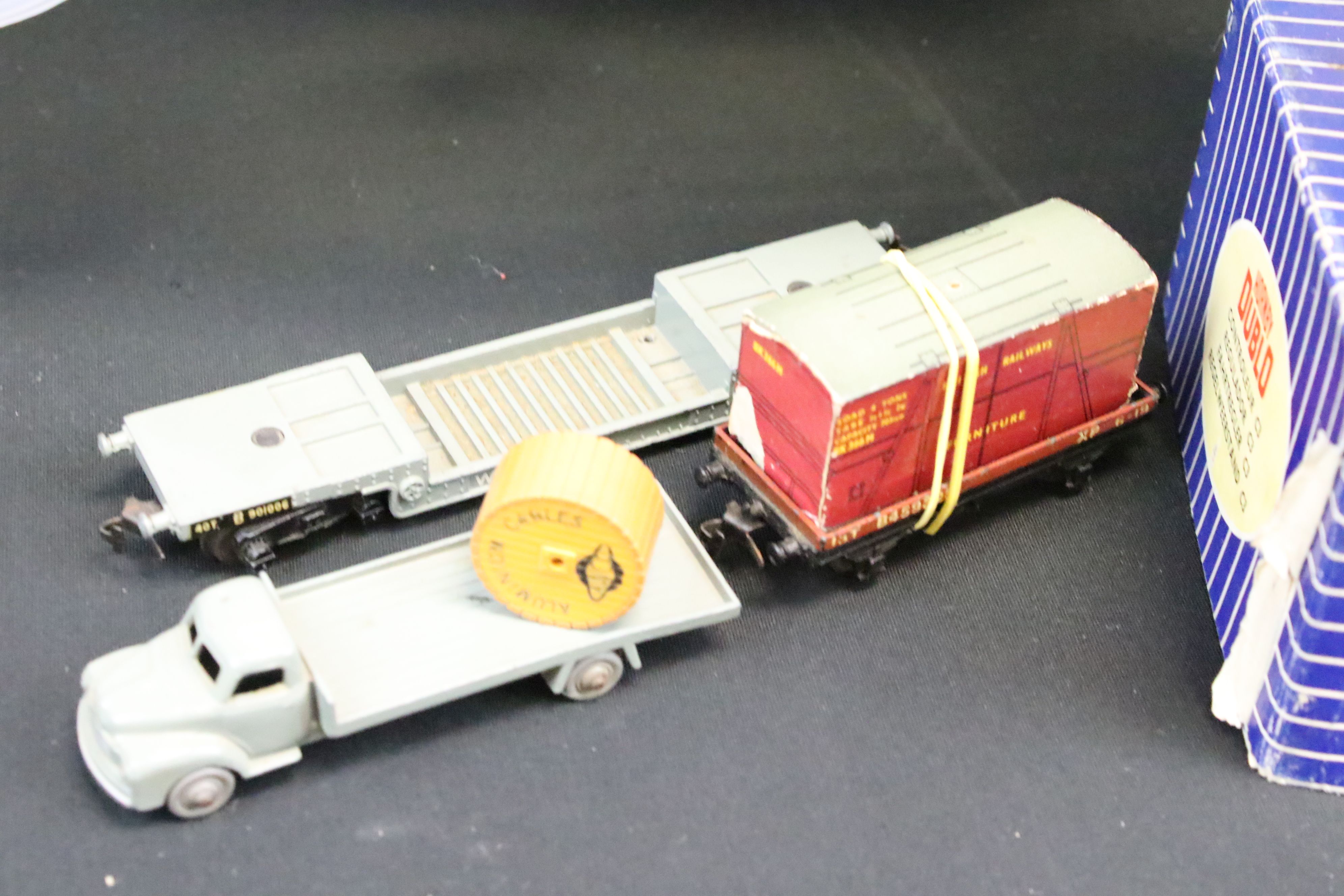 Large quantity of mainly boxed Hornby Dublo model railway to include 25 x boxed items of rolling - Image 2 of 6