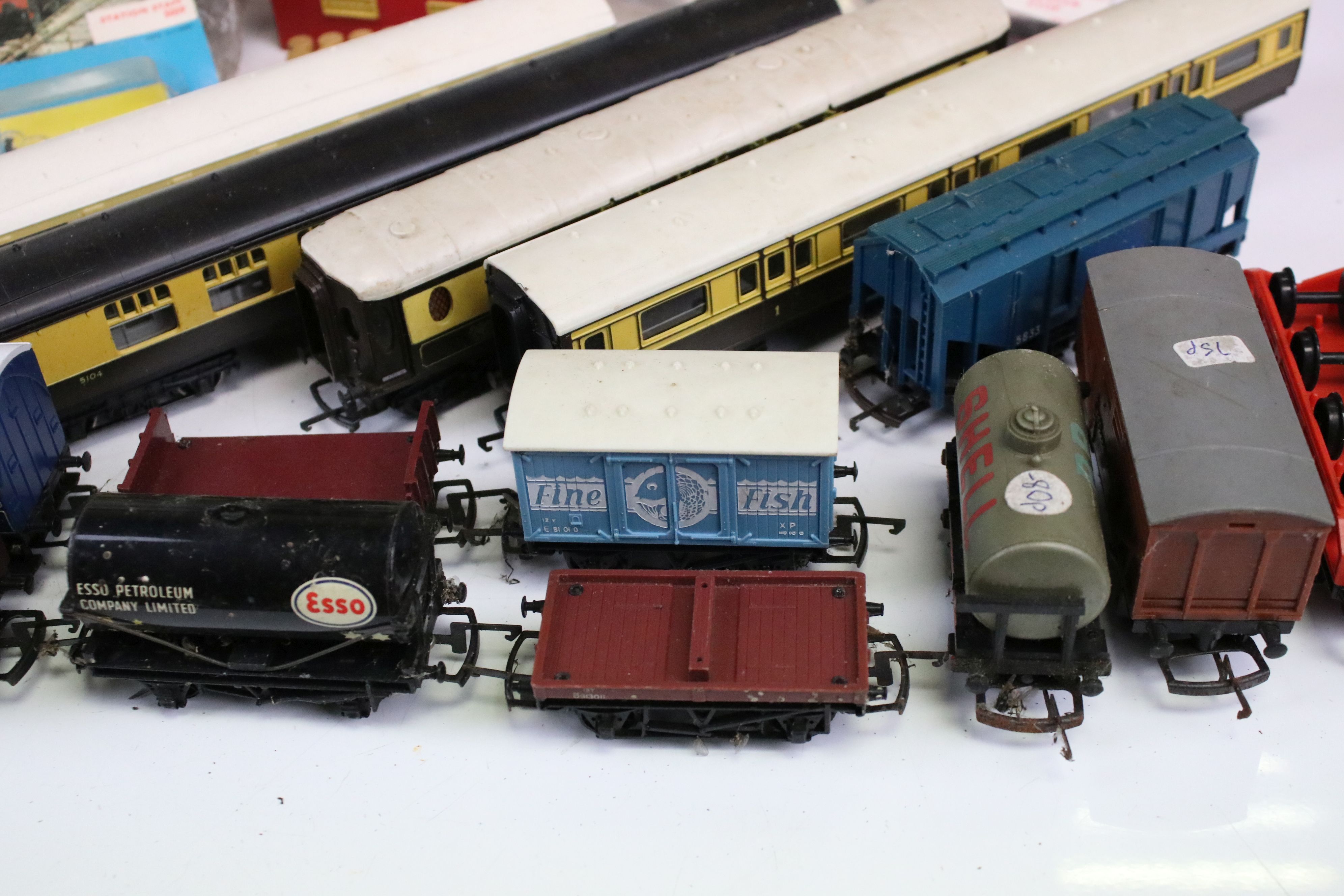 Collection of OO gauge model railway to include boxed Hornby R759 GWR Loco Albert Hall, around 30 - Image 3 of 12