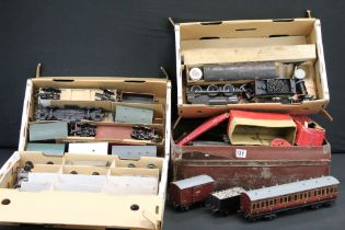 Collection of O gauge model railway to include around 22 x wooden items of rolling stock, Lima
