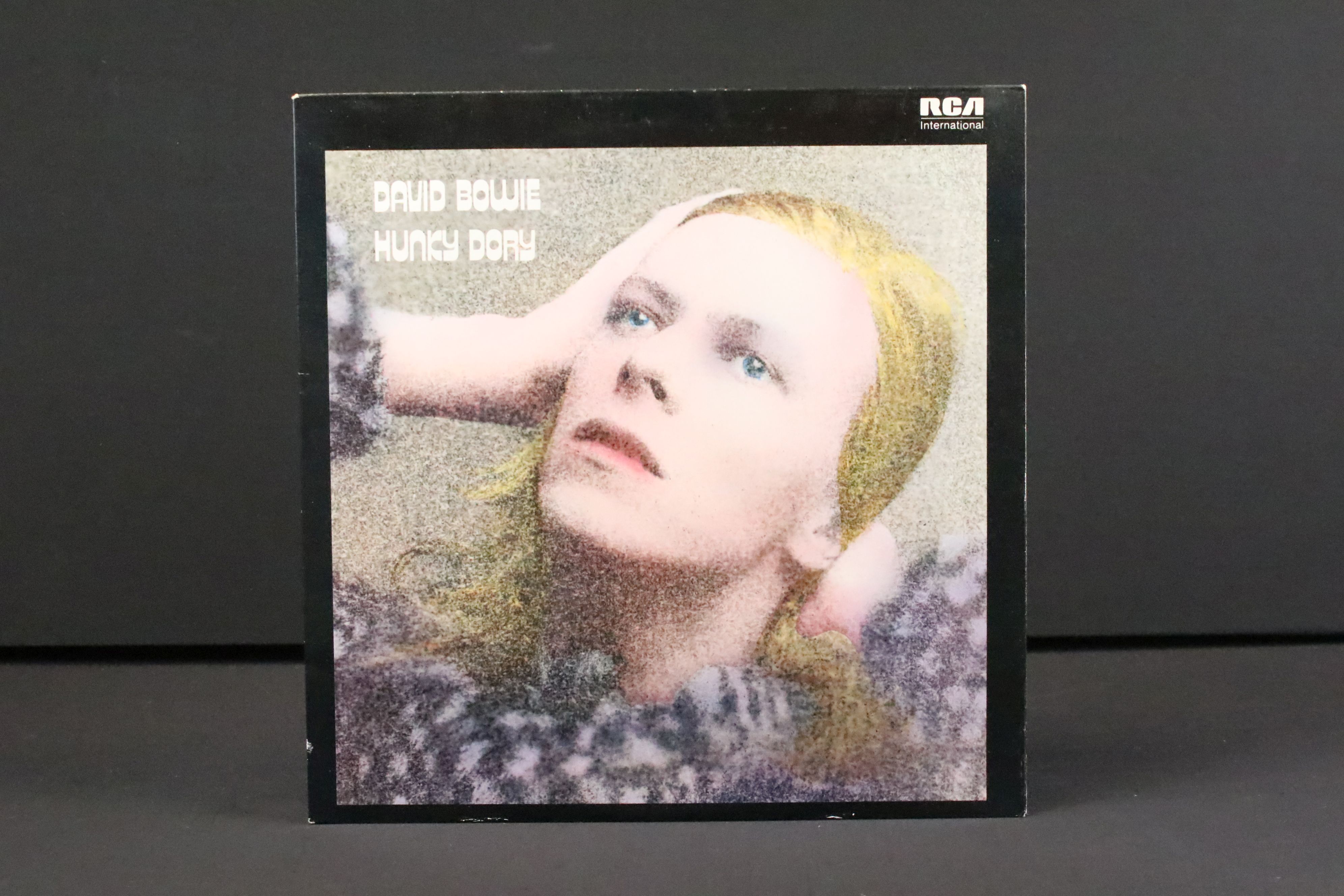 Vinyl - 6 David Bowie LPs to include Hunky Dory, The Man Who Sold The World (INTS 5237), Aladdin - Image 2 of 7