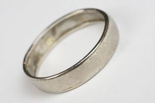 A fully hallmarked 18ct white gold wedding band, approx 3.2g in weight.