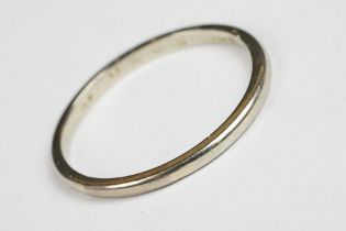 A fully hallmarked 18ct white gold wedding band, weight is approx 1.5g