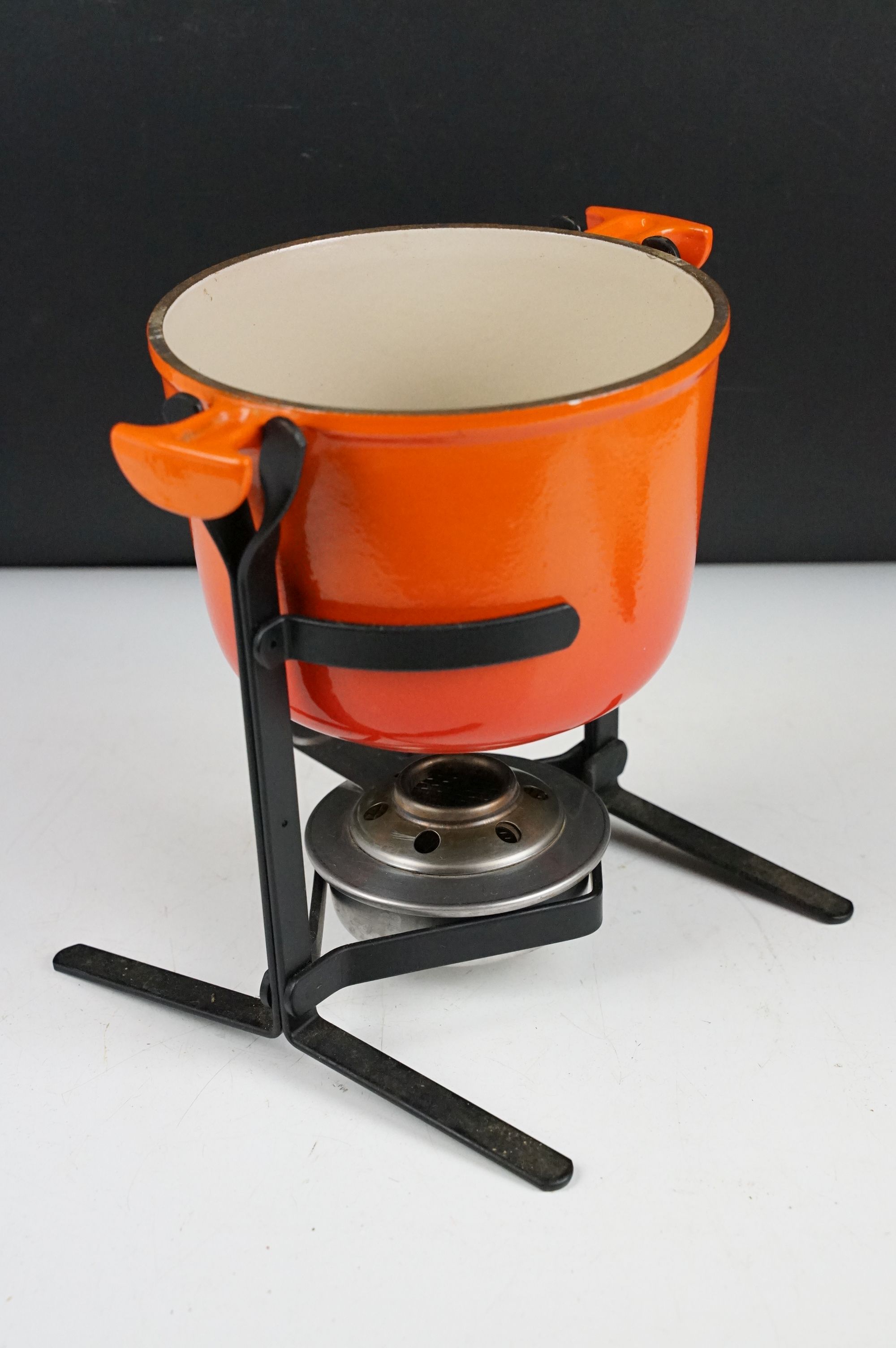 Le Creuset cast iron fondue set complete with stand, burner and six sticks. Measures approx 21.5cm - Image 4 of 8