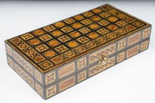 Parquetry inlaid wooden games box, with internal backgammon board and external chess / draughts