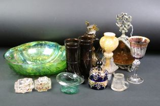 Group of mixed glassware, 19th century onwards, to include a pair of early 19th century salts with