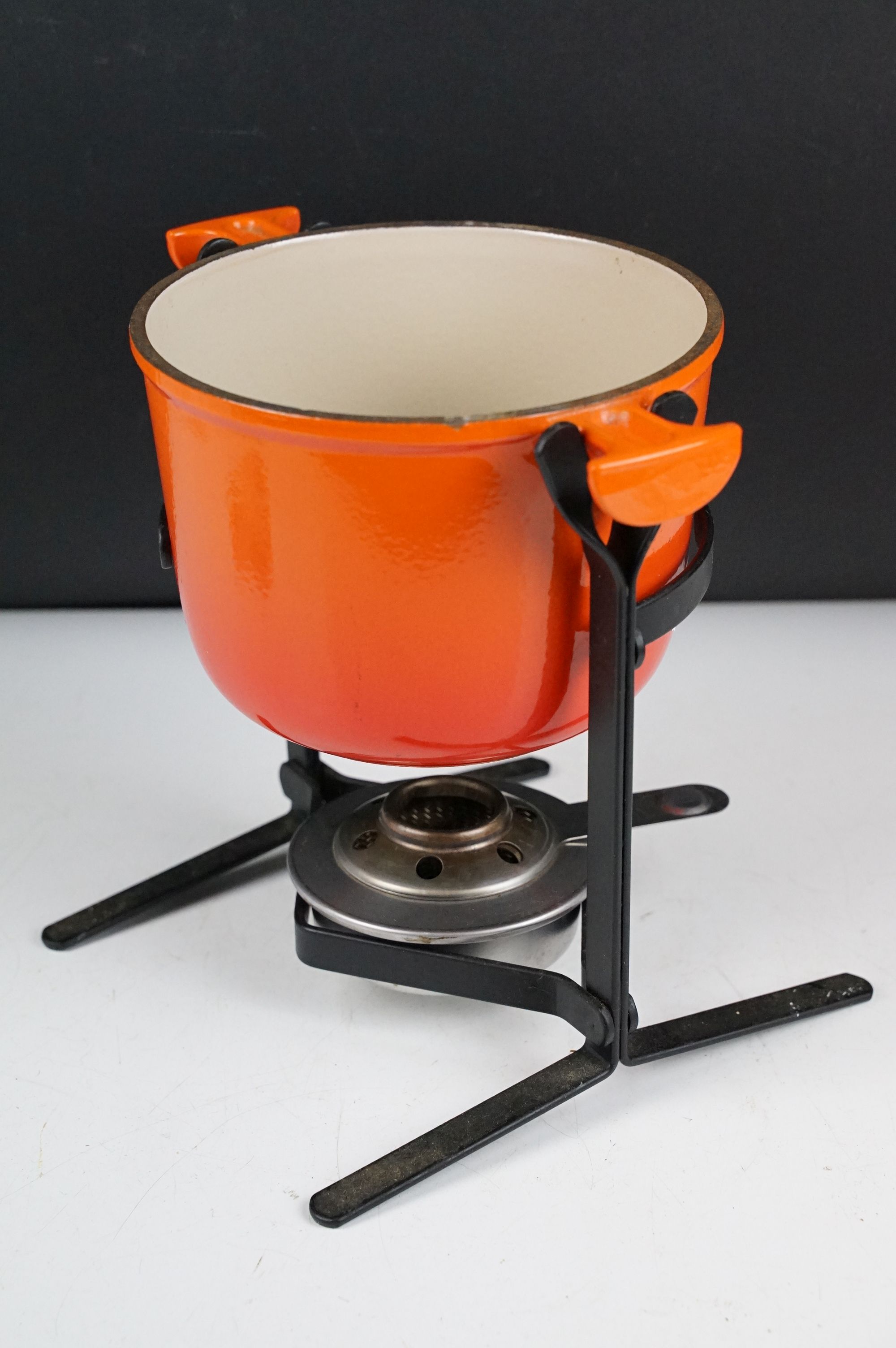Le Creuset cast iron fondue set complete with stand, burner and six sticks. Measures approx 21.5cm - Image 5 of 8