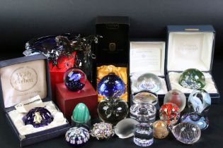 Collection of 18 glass paperweights to include boxed examples, featuring a Whitefriars millefiori