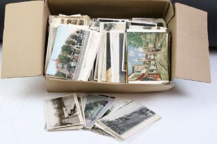 Collection of early to mid 20th century postcards to include black & white and colour examples,