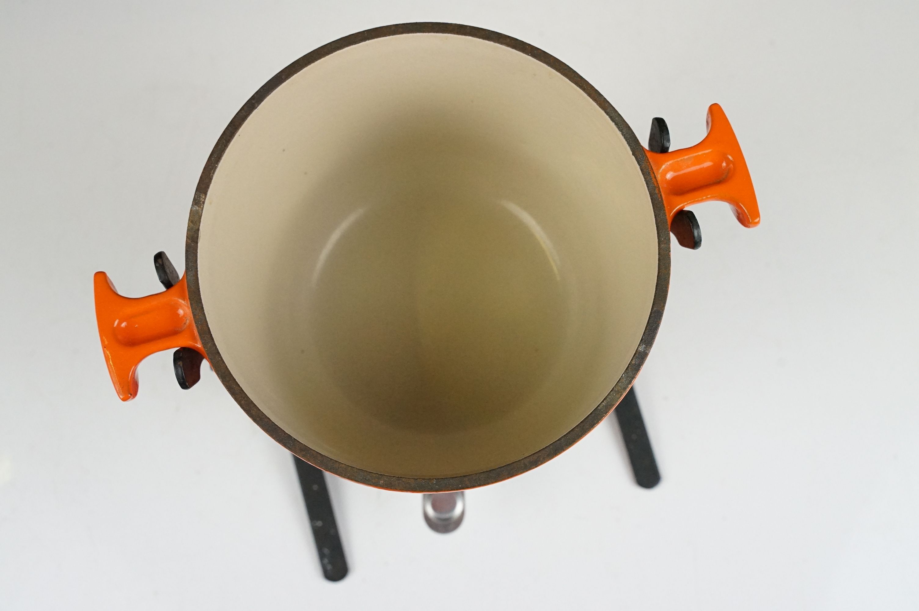 Le Creuset cast iron fondue set complete with stand, burner and six sticks. Measures approx 21.5cm - Image 6 of 8