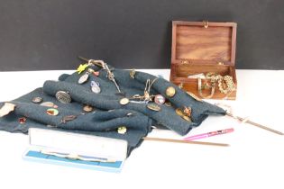 A box of mixed collectables to include badges, medals and jewellery, to include military & wartime