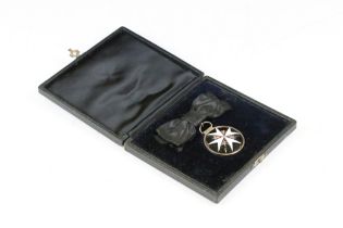 A vintage cased St. Johns Ambulance medallion within black fitted case.