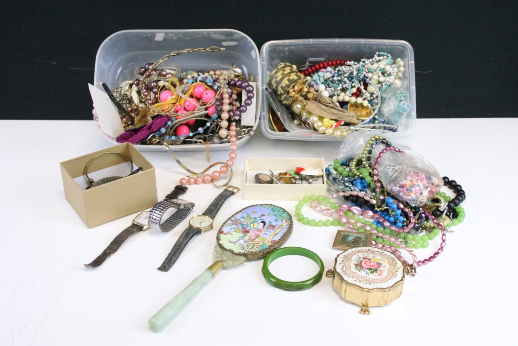 A collection of vintage and contemporary costume jewellery to include brooches, necklaces, Chinese