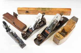 Group of woodworking tools to include 3 x Stanley planes (Bailey No.5, Bailey No.3 & No.78), J.