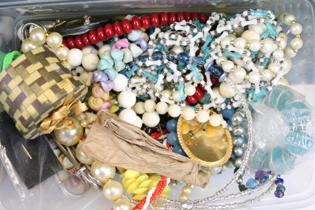 A collection of vintage and contemporary costume jewellery to include brooches, necklaces, Chinese - Image 9 of 9