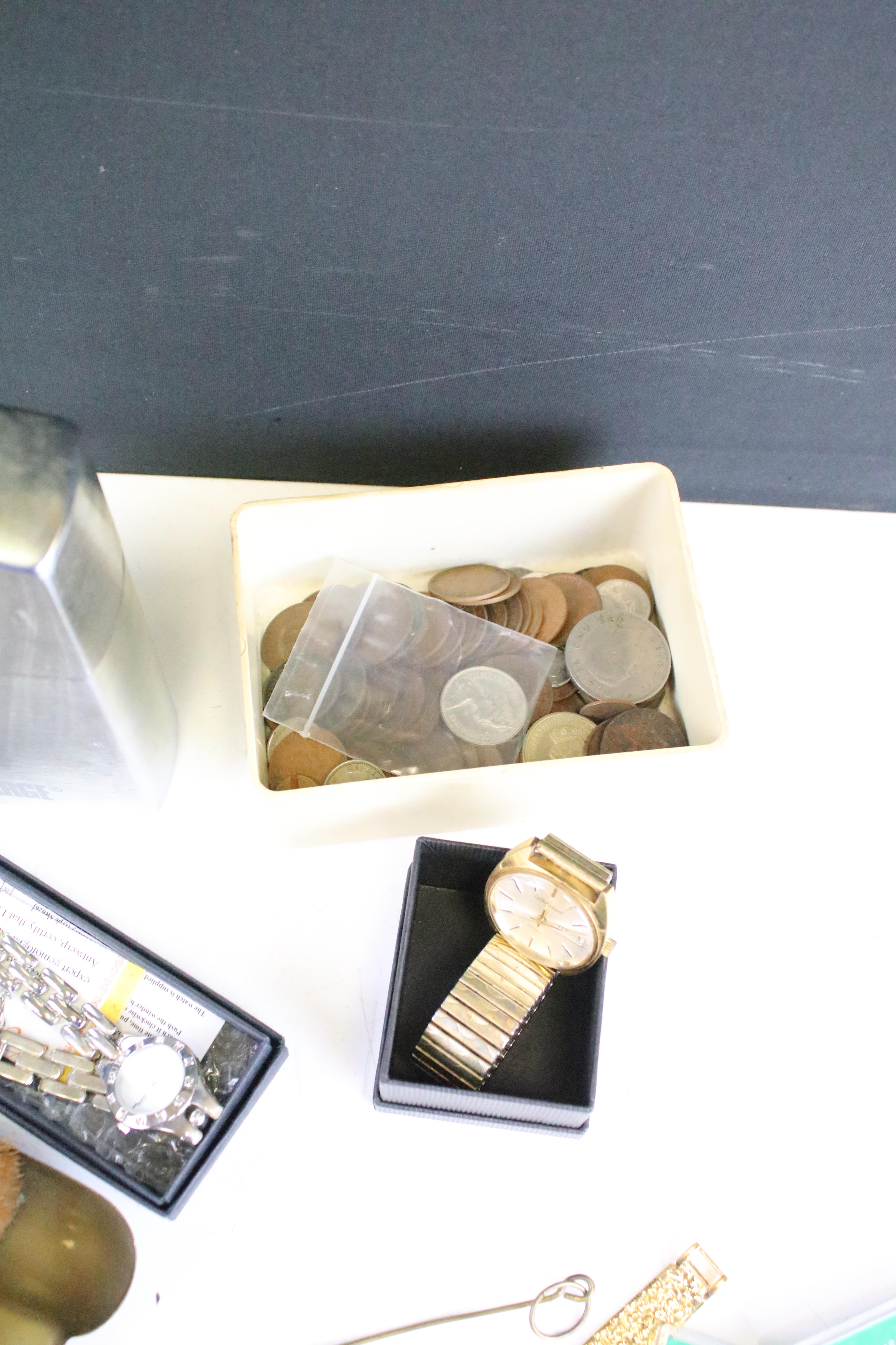 A box of mixed collectables to include vintage gents and ladies watches, coins, lighters, - Image 7 of 8
