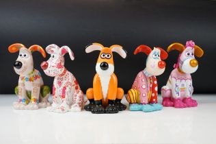 Five Aardman / W&G Ltd Wallace & Gromit 'Gromit Unleashed' seated figures to include Merry-Go