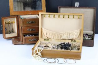 A collection of mixed vintage and contemporary costume jewellery to include silver contained