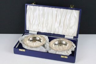A pair of fully hallmarked sterling silver dishes, maker marked for Toye Kenning & Spencer and assay