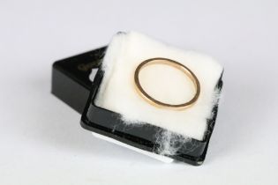 A hallmarked 9ct gold wedding band ring.