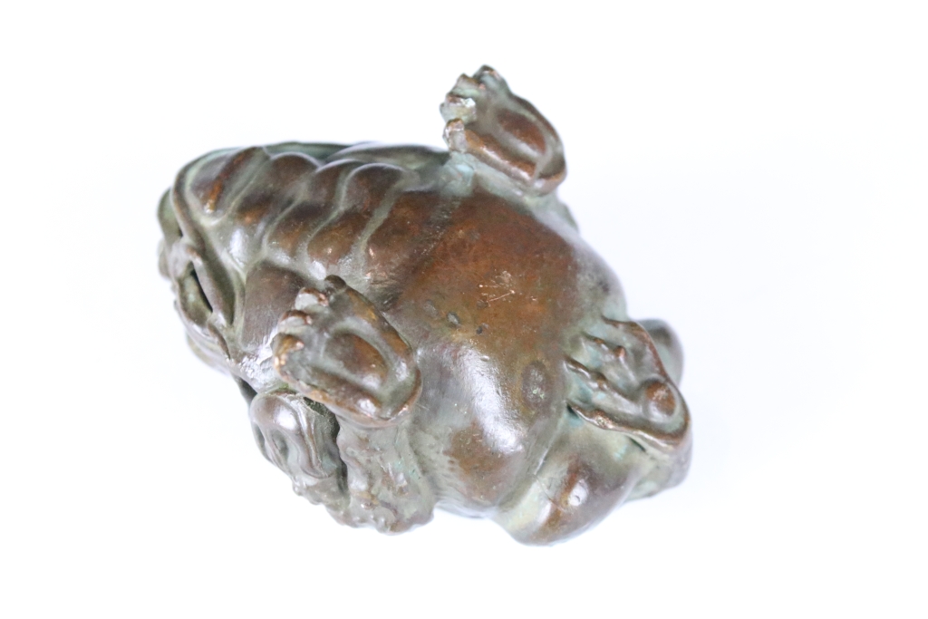 A Chinese lucky Jin Chan ornamental money toad bronze rattling figure. - Image 4 of 4