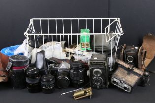 Collection of cameras & photographic equipment to include a Voigtlander 'Brilliant' TLR, Rolleicord,