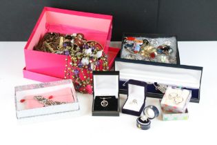 A collection of vintage and contemporary costume jewellery to include brooches, necklaces and