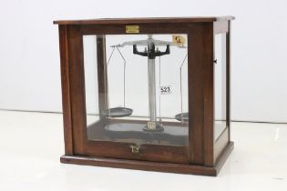 Mid 20th century set of Laboratory Scientific Scales stamped Tocmemp 1963, contained in a Mahogany