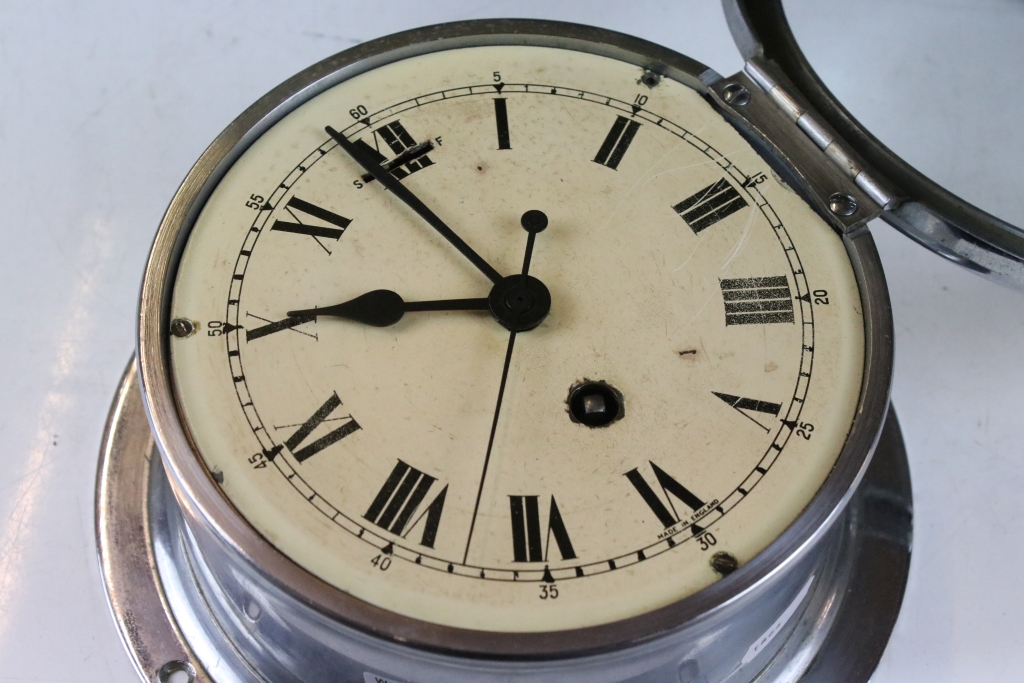 Chrome bulkhead nautical ships clock, the cream dial with black Roman numerals and poker style - Image 3 of 4